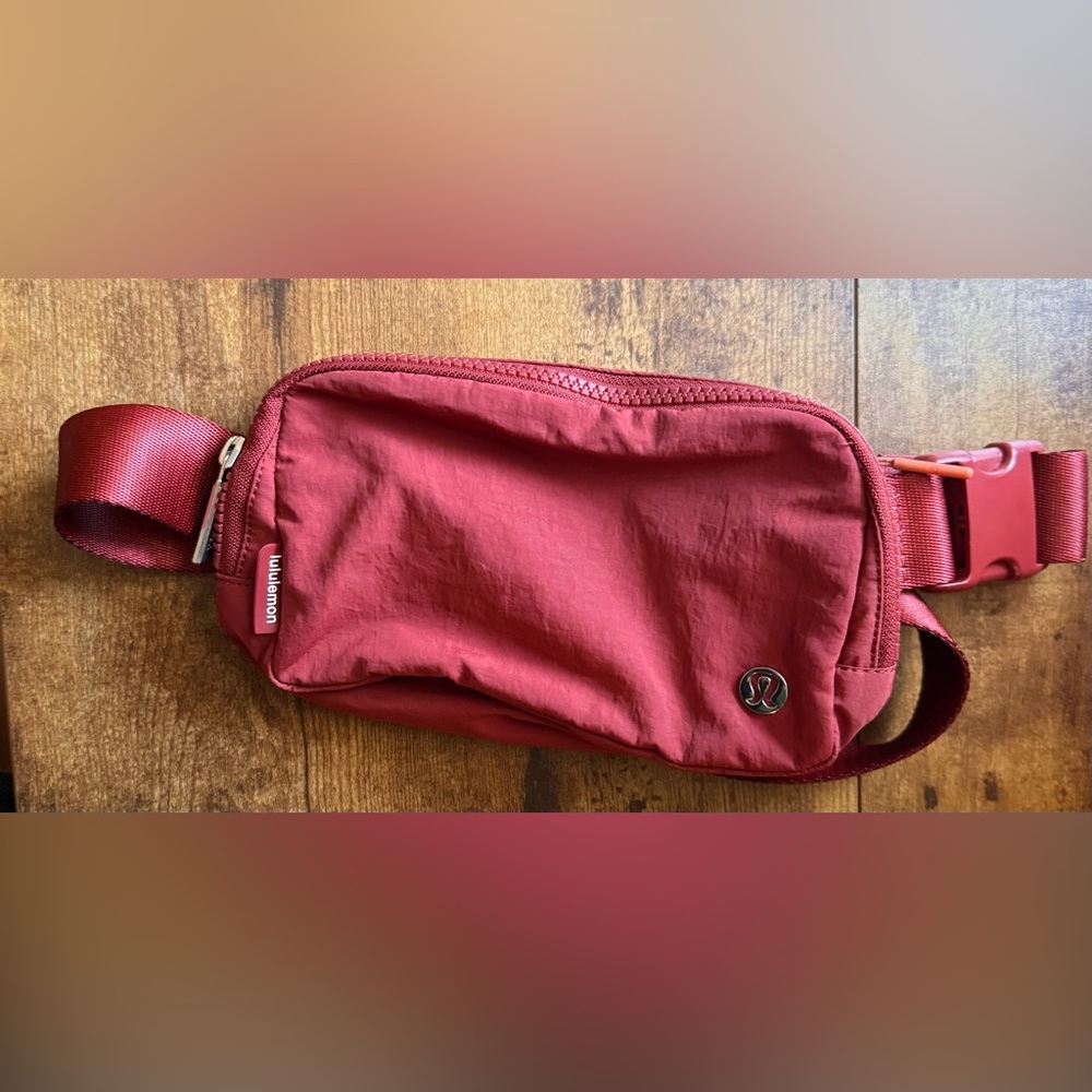 EUC Lulumeon everywhere belt bag, 1L, extended strap